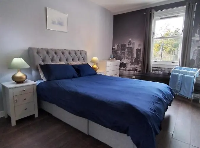 Cosy 2-Bdr Apartment & 15 Minutes To Edinburgh By Train & Free Parking