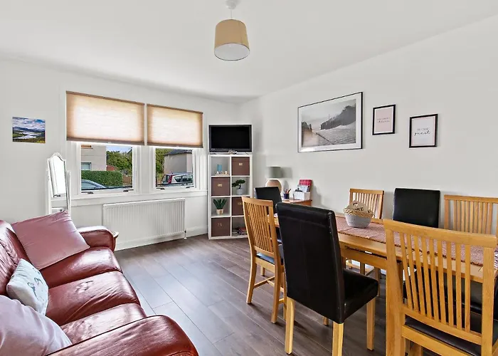 Cosy 2-Bdr Apartment & 15 Minutes To Edinburgh By Train & Free Parking
