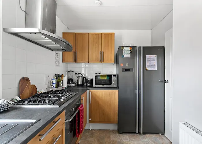 Cosy 2-Bdr Apartment & 15 Minutes To Edinburgh By Train & Free Parking