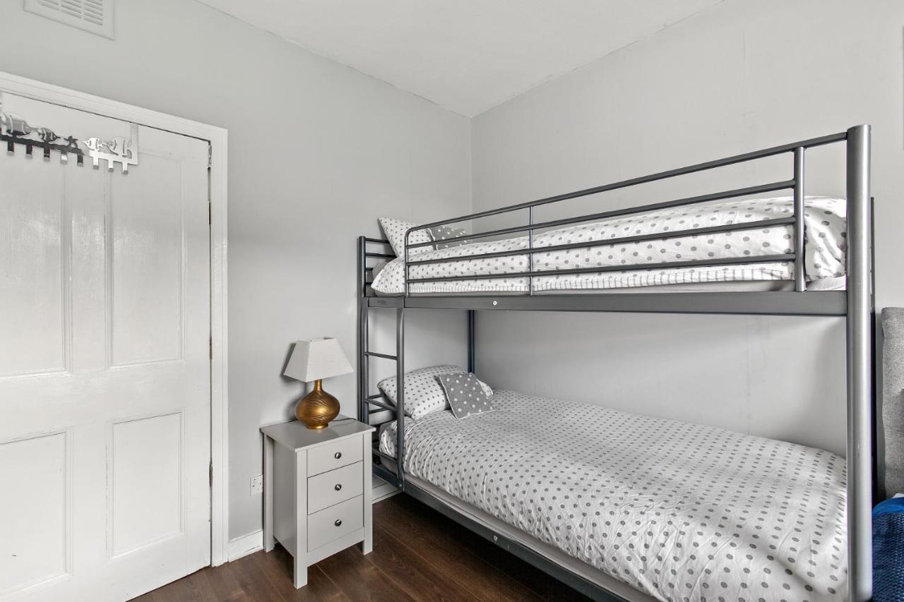 Cosy 2-bdr & 15 Minutes To Edinburgh By Train & Free Parking Holiday home *