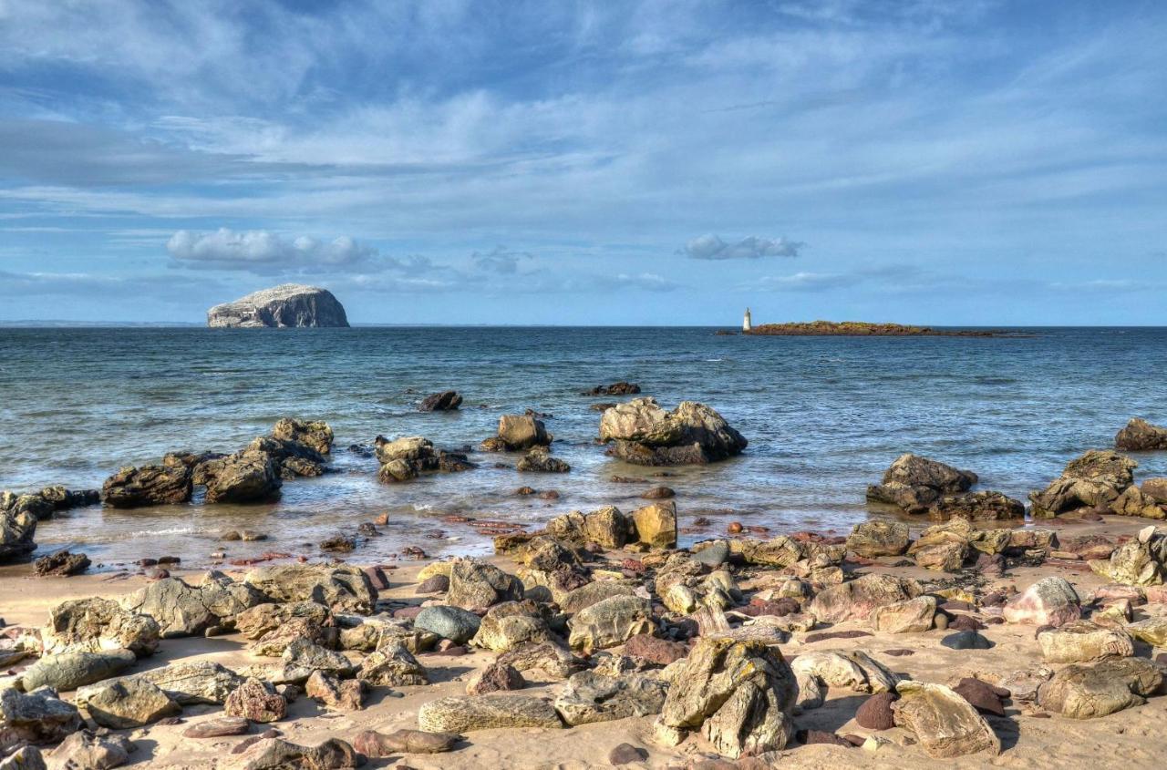 Holiday home Cosy 2-bdr & 15 Minutes To Edinburgh By Train & Free Parking *